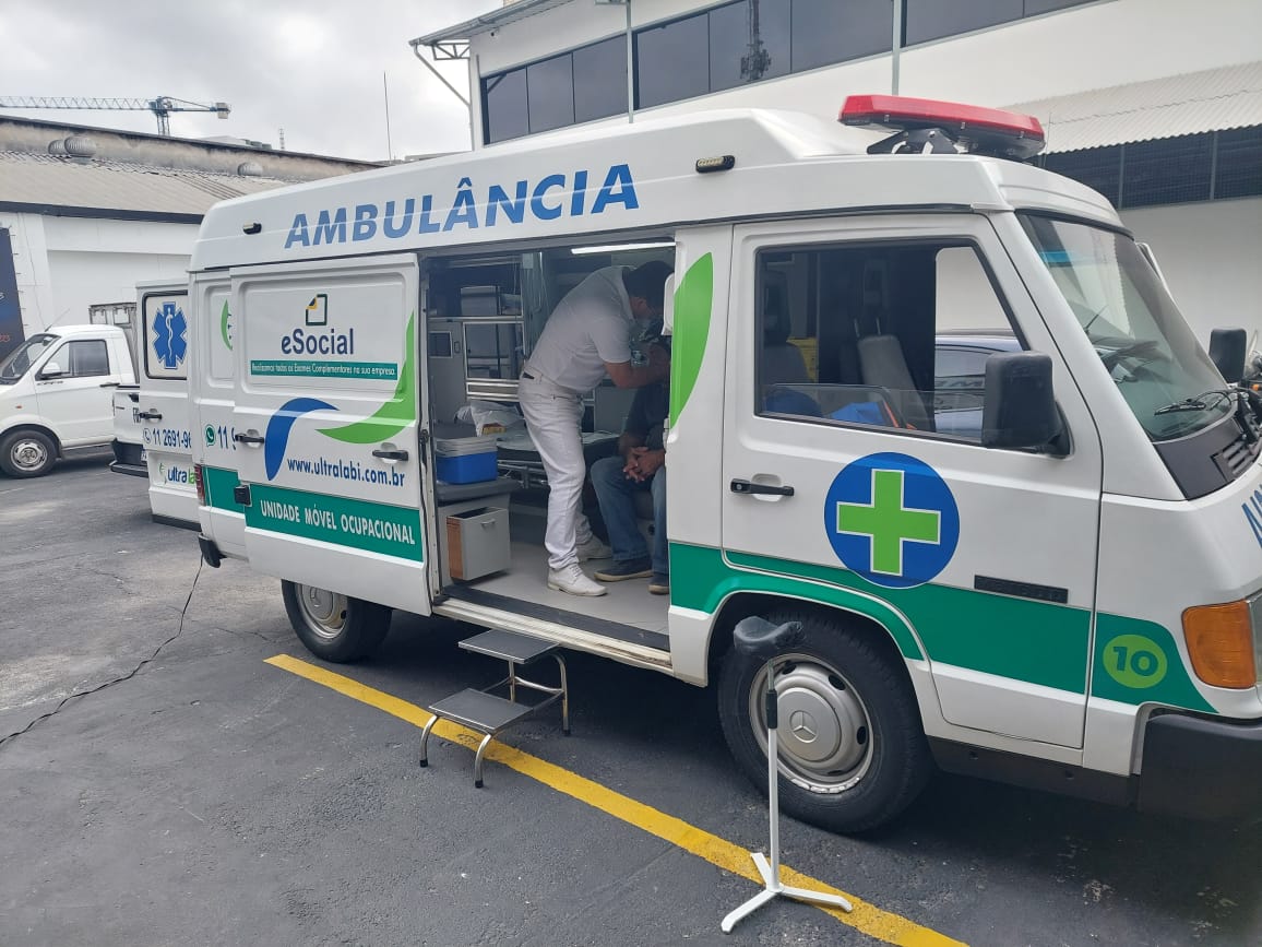 Atendimento na unidade móvel — vista externa lateral